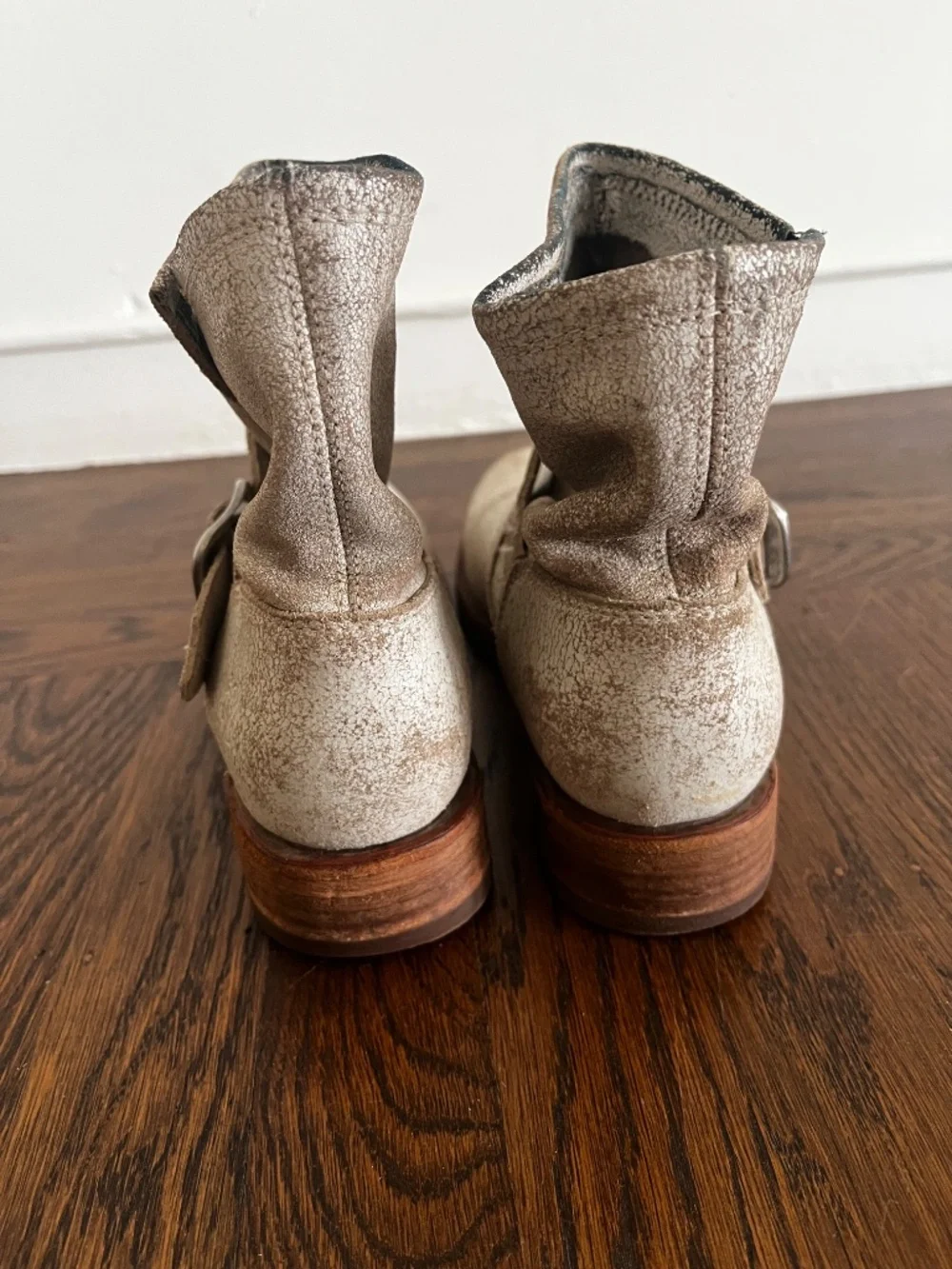 Frye Veronica women's 6 distressed white leather